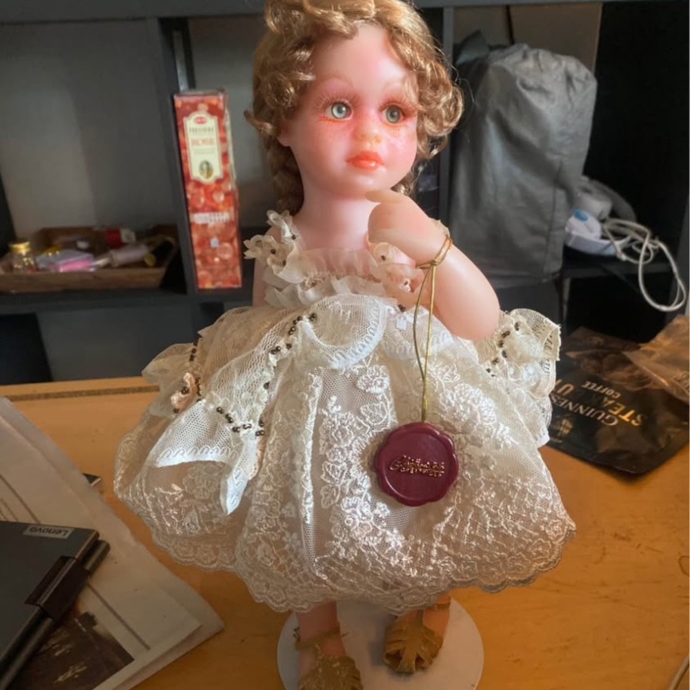 COLETTE Mundia Christine et Cecile Porcelain Doll 2001
